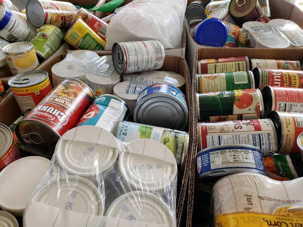 donaciones de alimentos enlatados