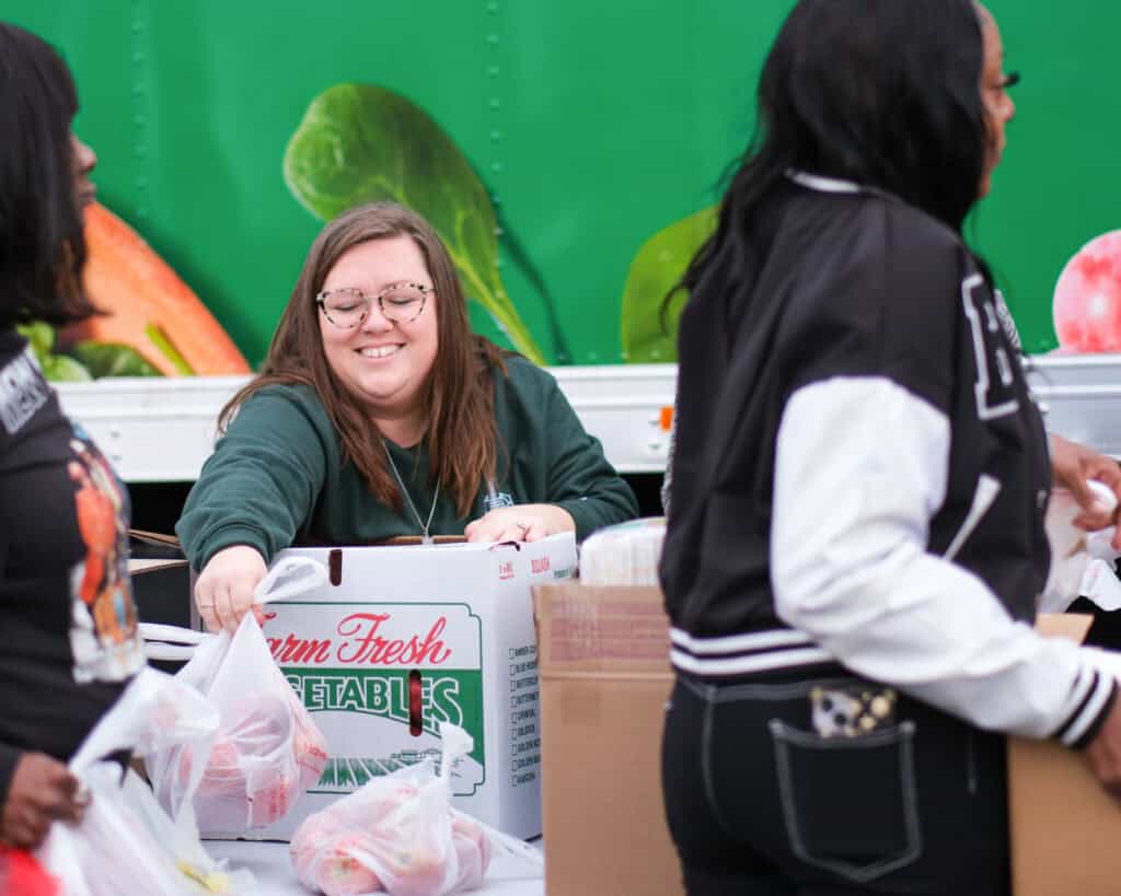 Le personnel de Second Harvest livre de la nourriture sur un marché mobile